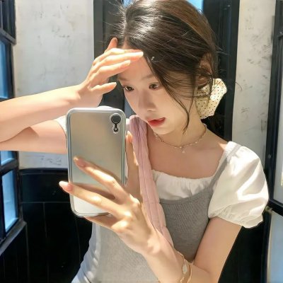 当她换上泳衣
